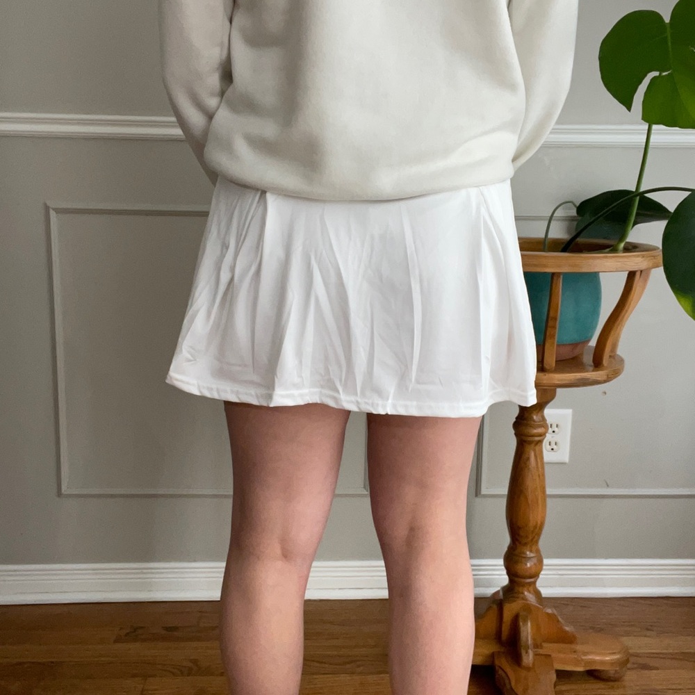 White tennis skirt - Picture 4 of 9